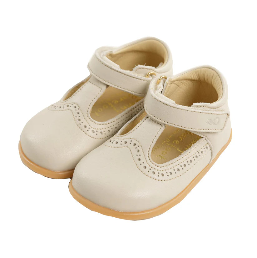 Par de sapatos Bunny Barefoot Pantera Creme, vista angular superior, mostrando o fecho de velcro e a ponteira ampla.