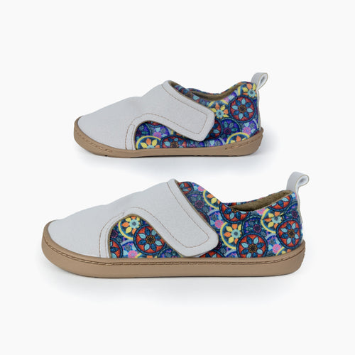 Par de sapatilhas Baby Lobitos Barefoot Paulitos Mandala, vistas de lado, com o padrão vibrante e o fecho de velcro em destaque.