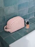Necessaire de viagem MolisandCo na cor Dusty Rose, bolsa acolchoada e impermeável para os acessórios de higiene do bebé