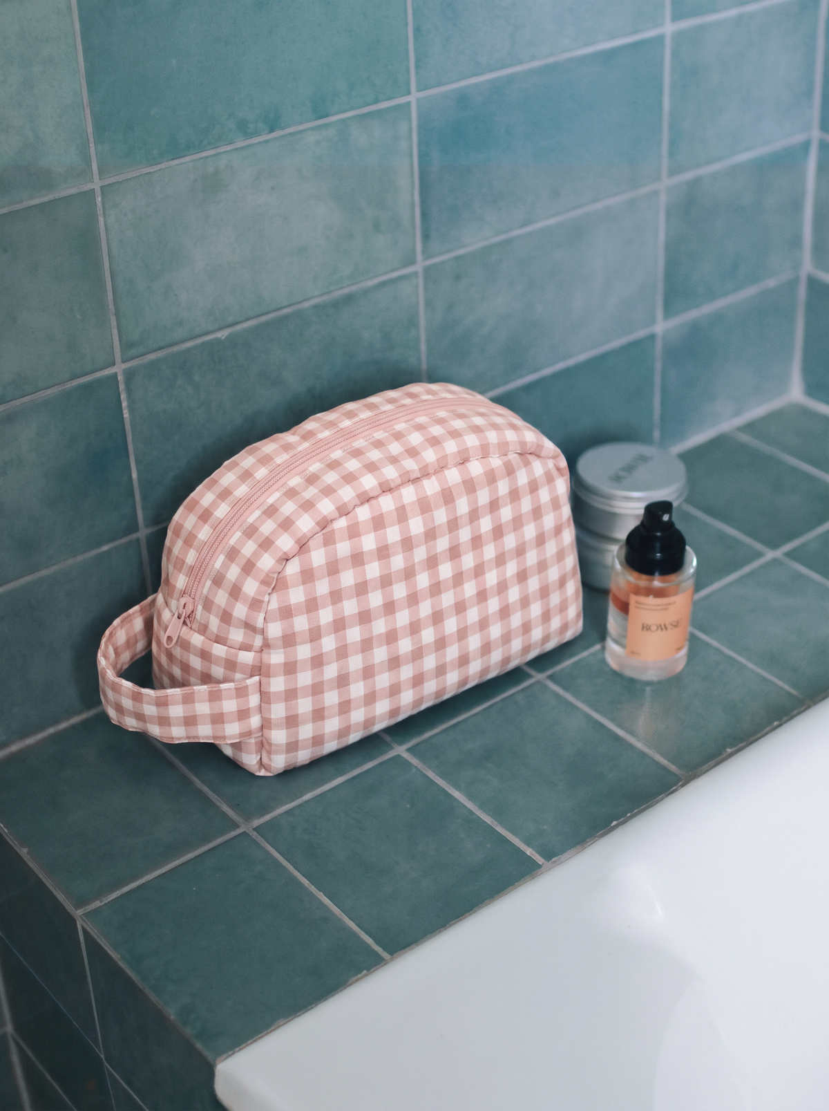 Necessaire de viagem MolisandCo na cor Dusty Rose, bolsa acolchoada e impermeável para os acessórios de higiene do bebé