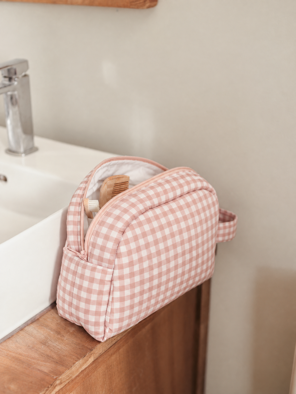 Necessaire de viagem MolisandCo na cor Dusty Rose, bolsa acolchoada e impermeável para os acessórios de higiene do bebé