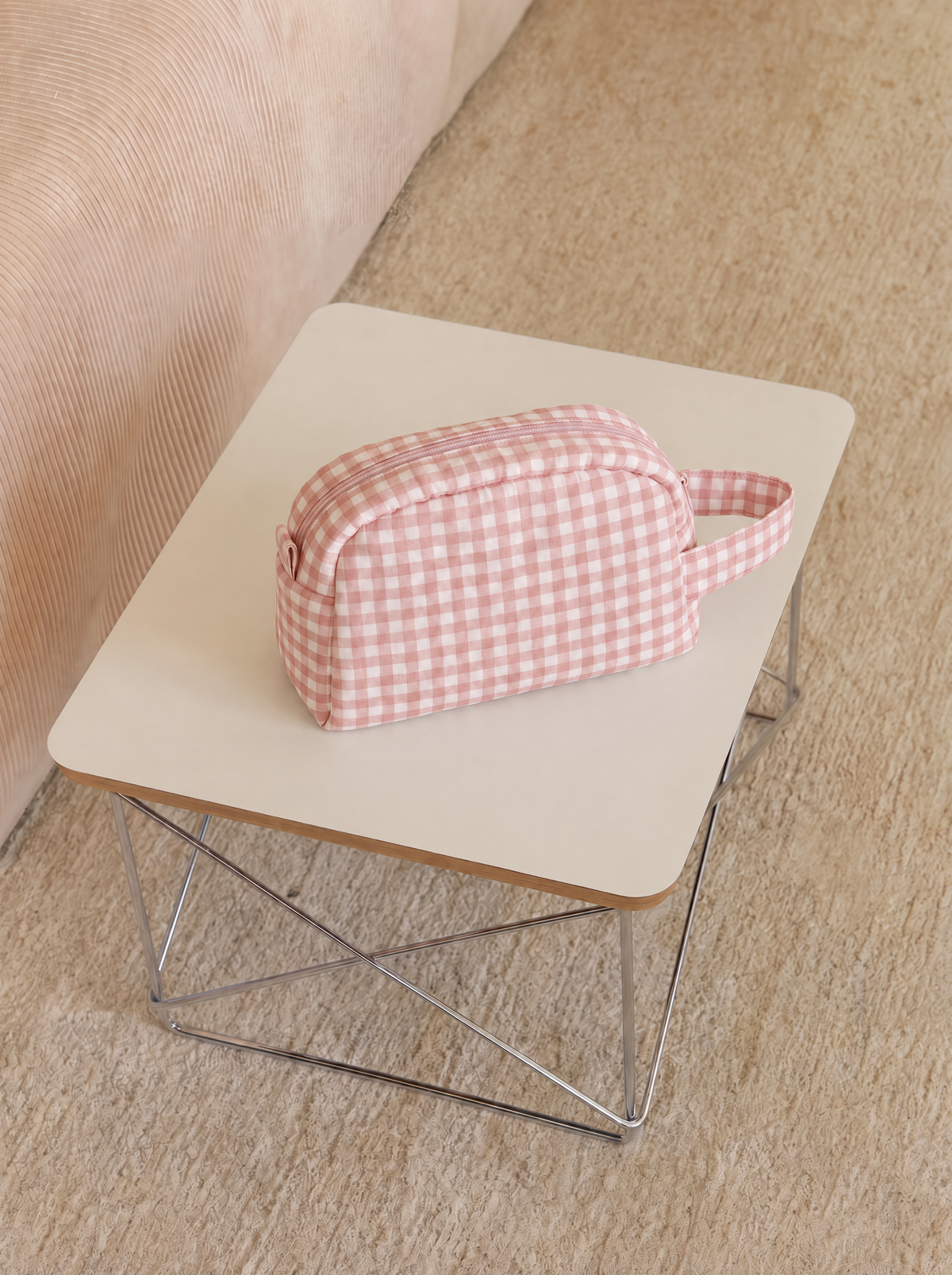Necessaire de viagem MolisandCo na cor Dusty Rose, bolsa acolchoada e impermeável para os acessórios de higiene do bebé