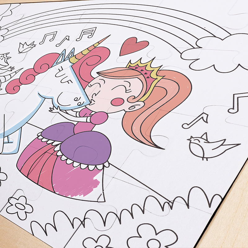 Detalhe do lado para colorir do Hape Puzzle de madeira Unicórnio 2 em 1, mostrando contornos de princesa e unicórnio.