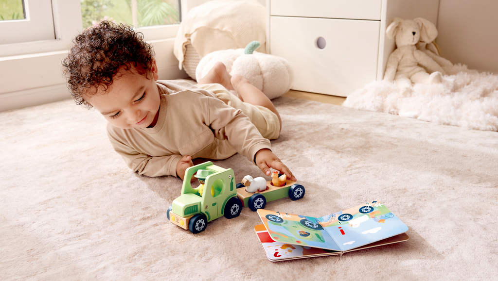 Hape Trator Barulhento e livro