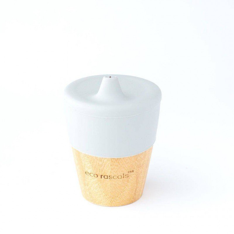 Copo Eco Rascals de bambu com tampa de silicone cinzenta, destacando a sua sustentabilidade e design prático para crianças.