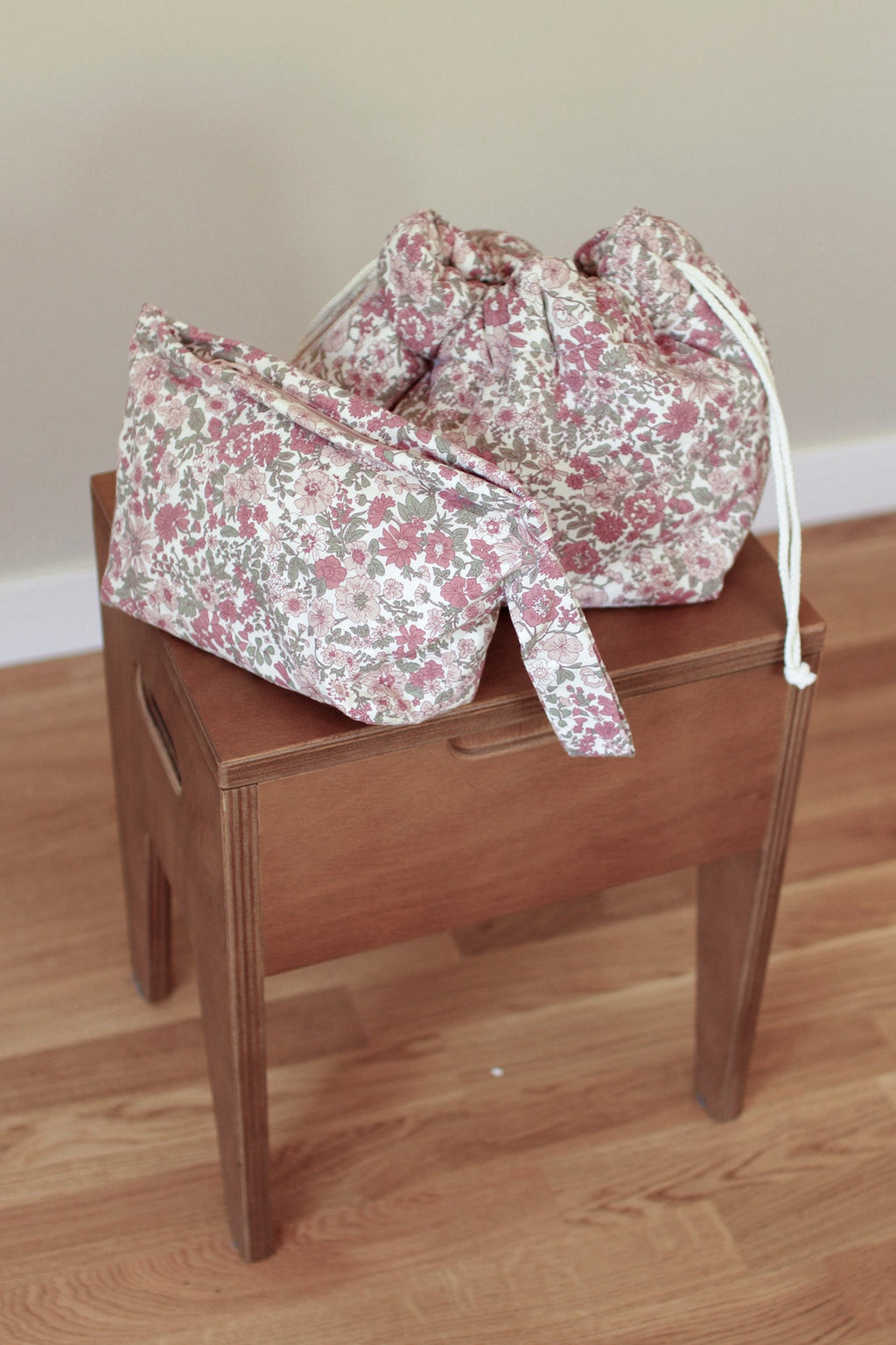 Organizador de mala de bebé MolisandCo Winter Commelina em ambiente de casa, ao lado dos complementos de um dia com o bebé