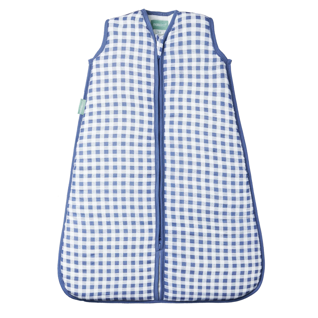 Saco de dormir MolisandCo TOG 2.5 sem pés em cotton muslin com padrão xadrez azul e branco, fecho frontal.