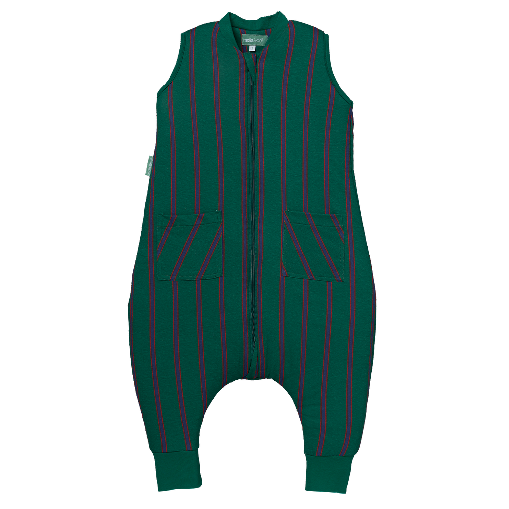 Pijama manta MolisandCo TOG 2.5 com pés no padrão Forest Stripes, visto de frente