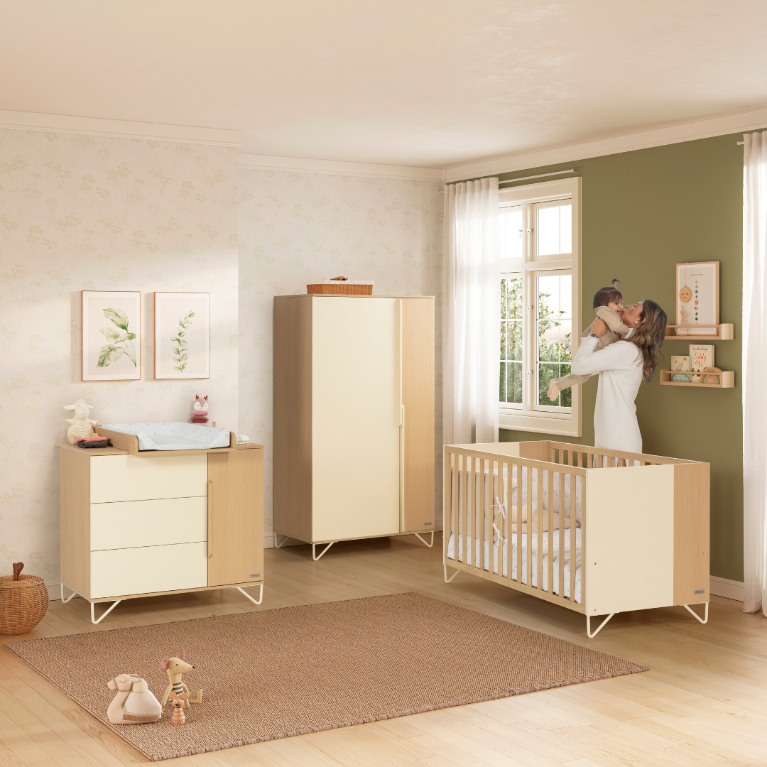Micuna Amaia Armário A-2028 em Carvalho claro / Baunilha num quarto de bebé com berço e cómoda da mesma coleção.