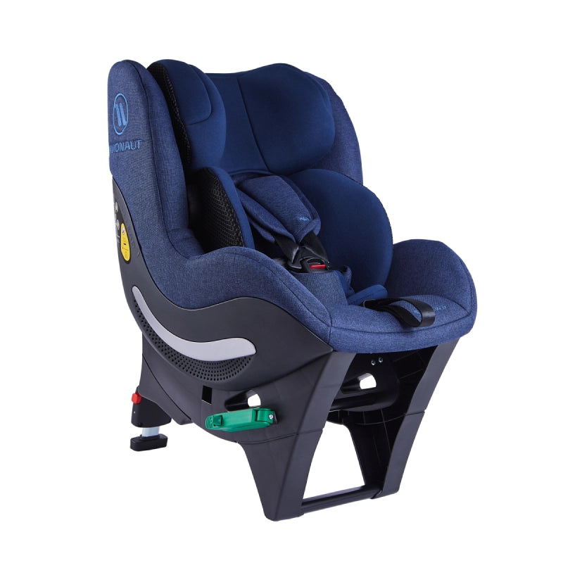 Cadeira para automóvel Avionaut Sky 2.0 em azul-marinho, com design ergonómico e robusto, apresentando apoios laterais e cintos de segurança ajustáveis.