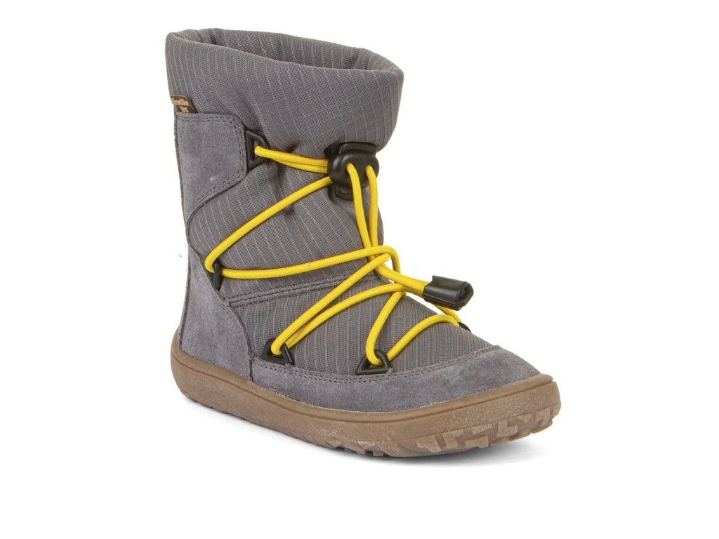 Bota barefoot infantil em pele cinza, impermeável e térmica, ideal para os dias frios e chuvosos. Fecho ajustável para um ajuste perfeito e fácil calçar. Sola flexível e antiderrapante para liberdade de movimento e segurança. Interior forrado para maior conforto e isolamento térmico.