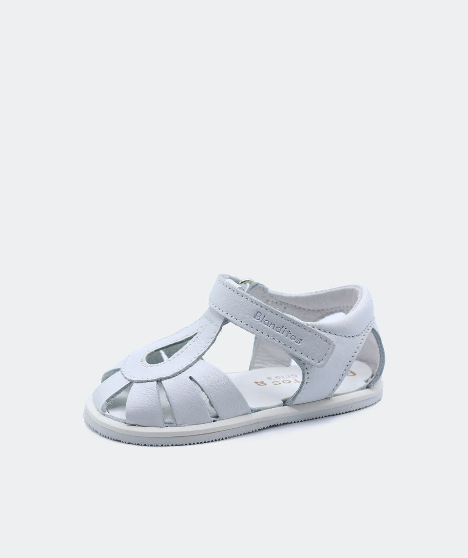 Sandália infantil gota branca de couro, modelo Blanditos, com fecho de velcro. Calçado respeitador barefoot.