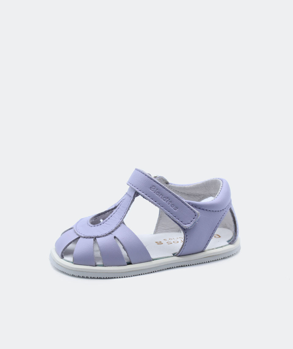 Sandália infantil Lila roxa de couro, modelo Blanditos, com fecho de velcro e detalhe de flor no topo. Calçado respeitador barefoot.