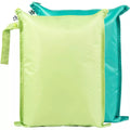 Conjunto de duas bolsas impermeáveis Tiny Twinkle em tons de verde e esmeralda, perfeitas para organizar os essenciais do bebé.