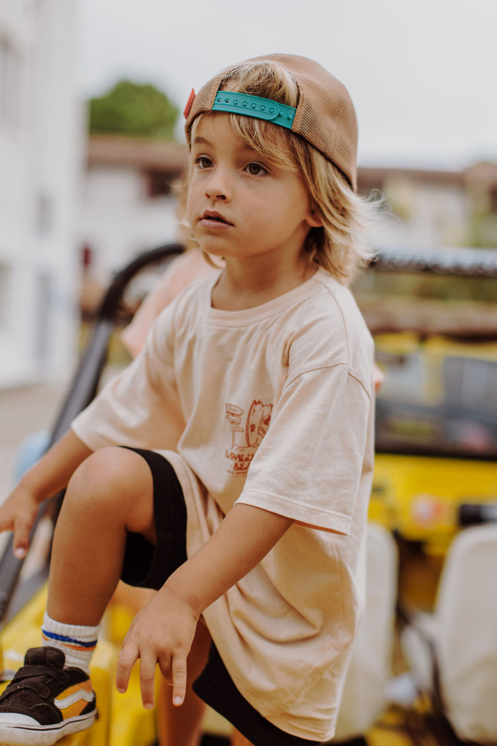 Boné trucker Mini Iced Coffee da Hello Hossy, mais uma vista do modelo com aba curva