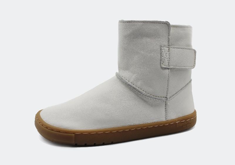 Botas barefoot Blanditos by Crio's em tom porcelana, com biqueira arredondada, sola de borracha flexível e fecho duplo em velcro.