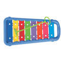 Xilofone Halilit azul com 8 barras coloridas (azul, amarelo, vermelho, verde, roxo, laranja, rosa, azul) e uma baqueta verde em cima.