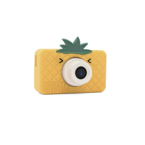 Máquina fotográfica digital Hoppstar Rookie Pina Coolada, vista frontal ligeiramente inclinada, com design de ananás amarelo.