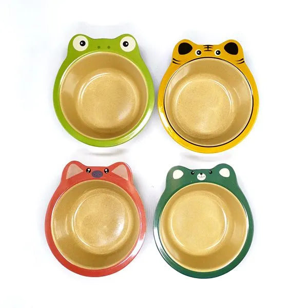 Quatro taças Husk's Baby de fibras de arroz com design de animais (porquinho, rã, tigre, urso/cão), vista superior.