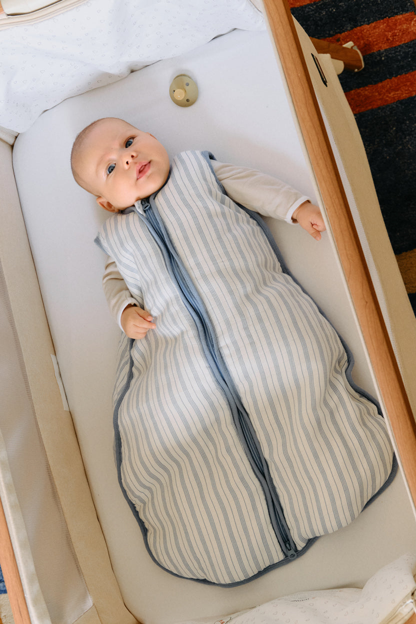 Bebé a dormir no saco de dormir MolisandCo TOG 2.5 Harbour Lines em muselina de bambu
