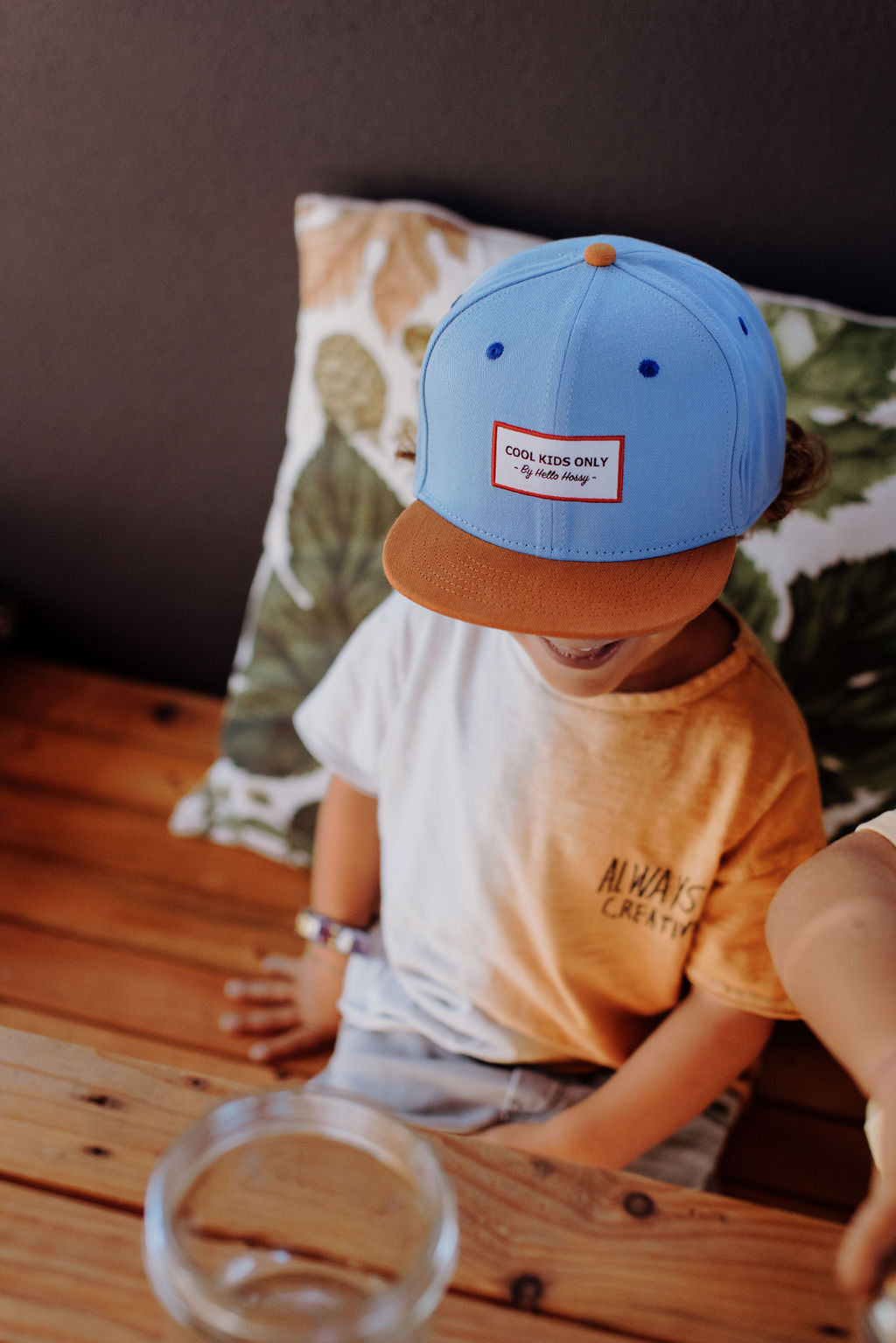 Boné trucker Hello Hossy Mini Jean com rede atrás, aba curva e fecho ajustável, imagem 3
