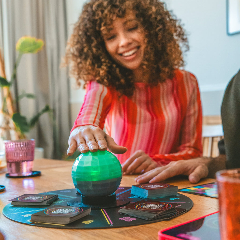 Fotografia de ambiente do Hitster Bingo Musical Edição Portuguesa a ser usado num serão de jogo entre amigos