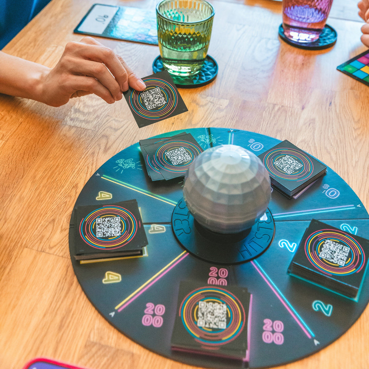 Fotografia de ambiente do Hitster Bingo Musical Edição Portuguesa a ser usado num serão de jogo entre amigos, vista 2