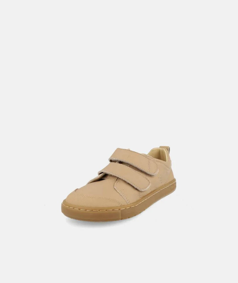 Sapatilhas barefoot Blanditos by Crio's Rio na cor Arena, vista de três quartos a mostrar os dois fechos de velcro e a biqueira larga.