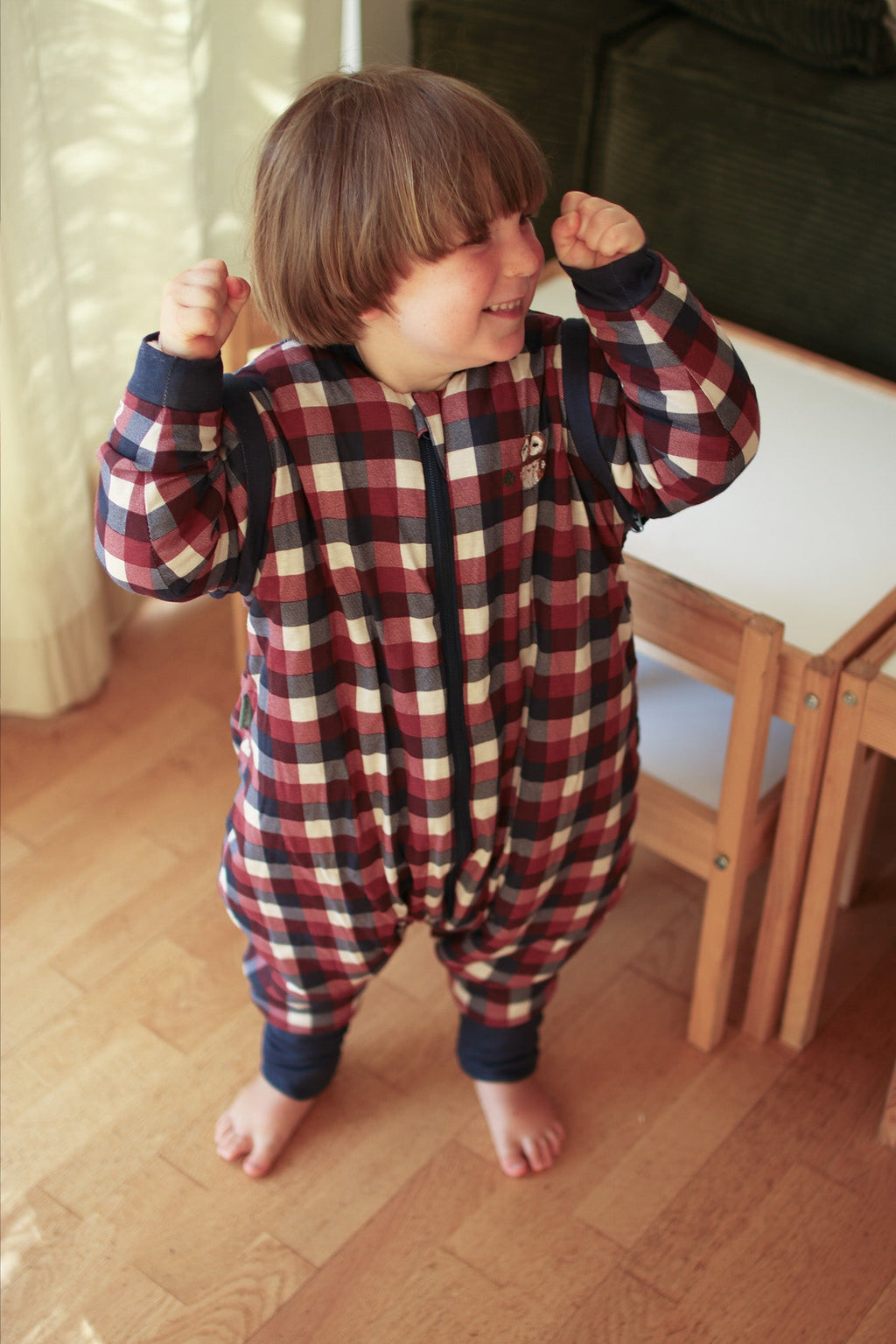 Criança a brincar com o saco de dormir MolisandCo TOG 2.5 Vichy Red & Blue