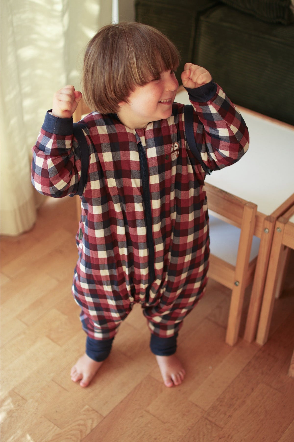 Criança a brincar com o saco de dormir MolisandCo TOG 2.5 Vichy Red & Blue
