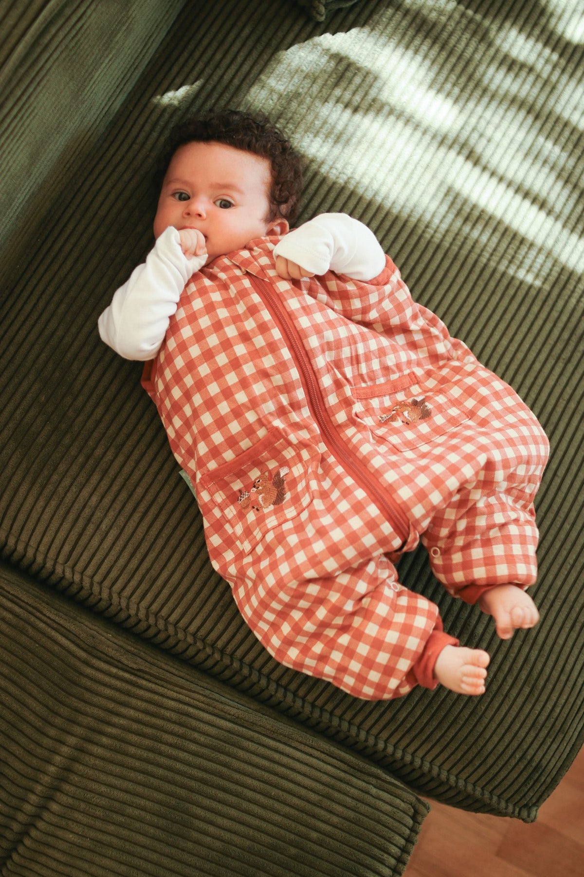 Pijama manta MolisandCo TOG 2.5 com pés no padrão Vichy Clay, visto de frente