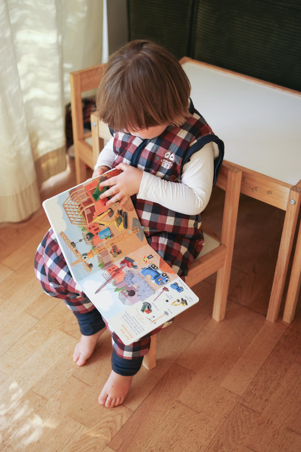 Criança a ler com o saco de dormir MolisandCo TOG 2.5 Vichy Red & Blue