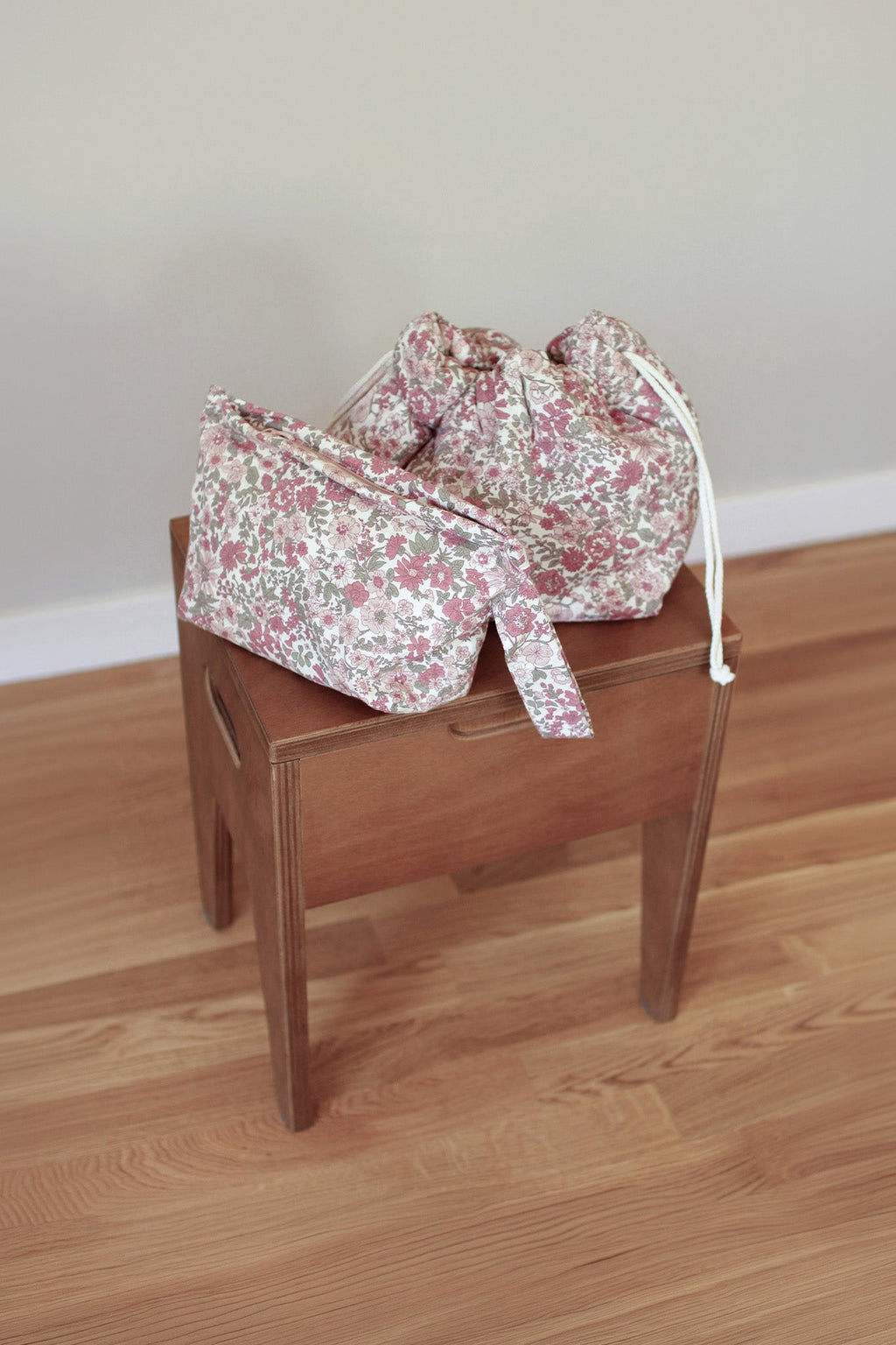 Necessaire de viagem MolisandCo no padrão Winter Commelina, bolsa acolchoada e impermeável para os acessórios do bebé