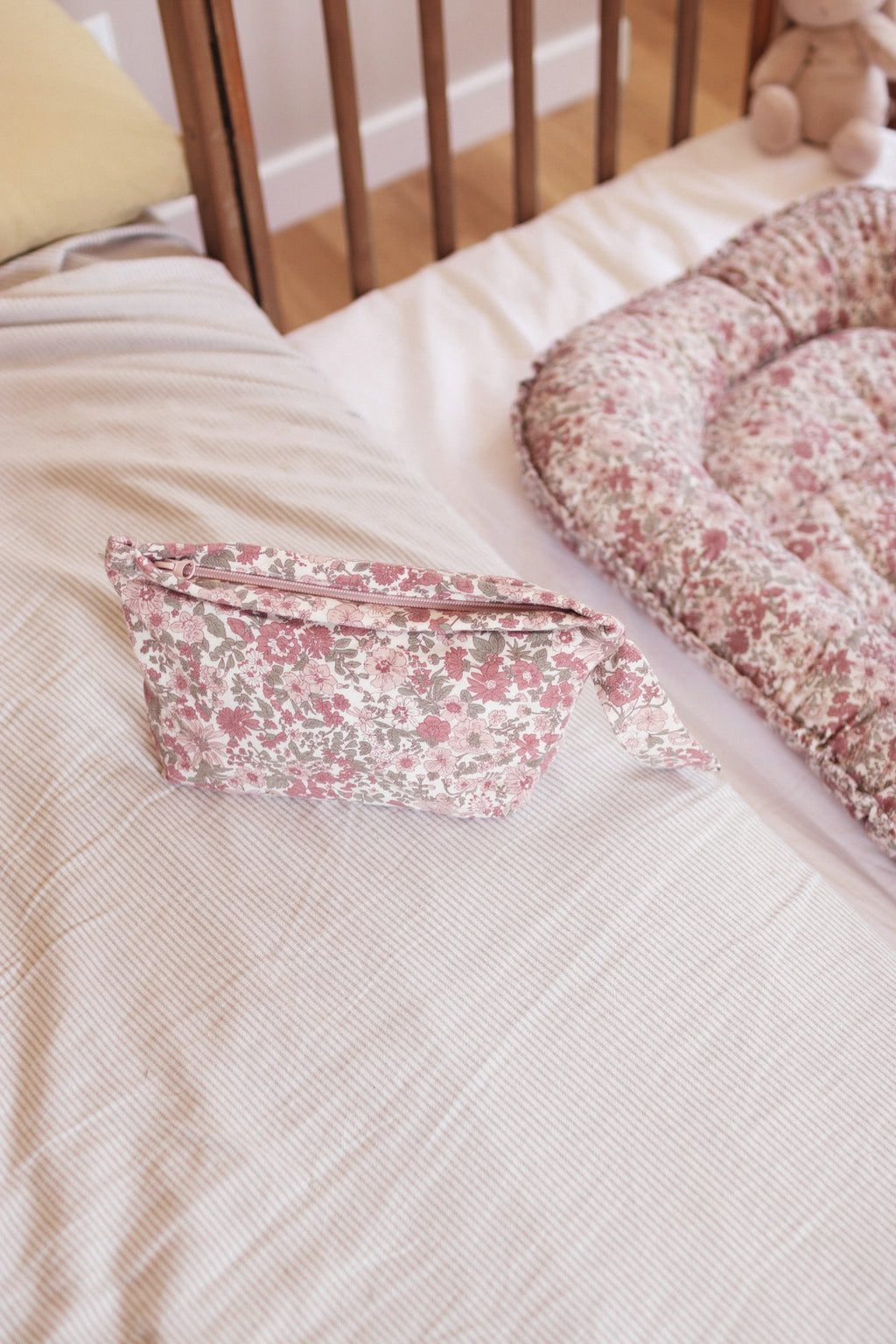 Necessaire MolisandCo no padrão Winter Commelina, bolsa plana impermeável para o essencial do bebé na mala do dia a dia