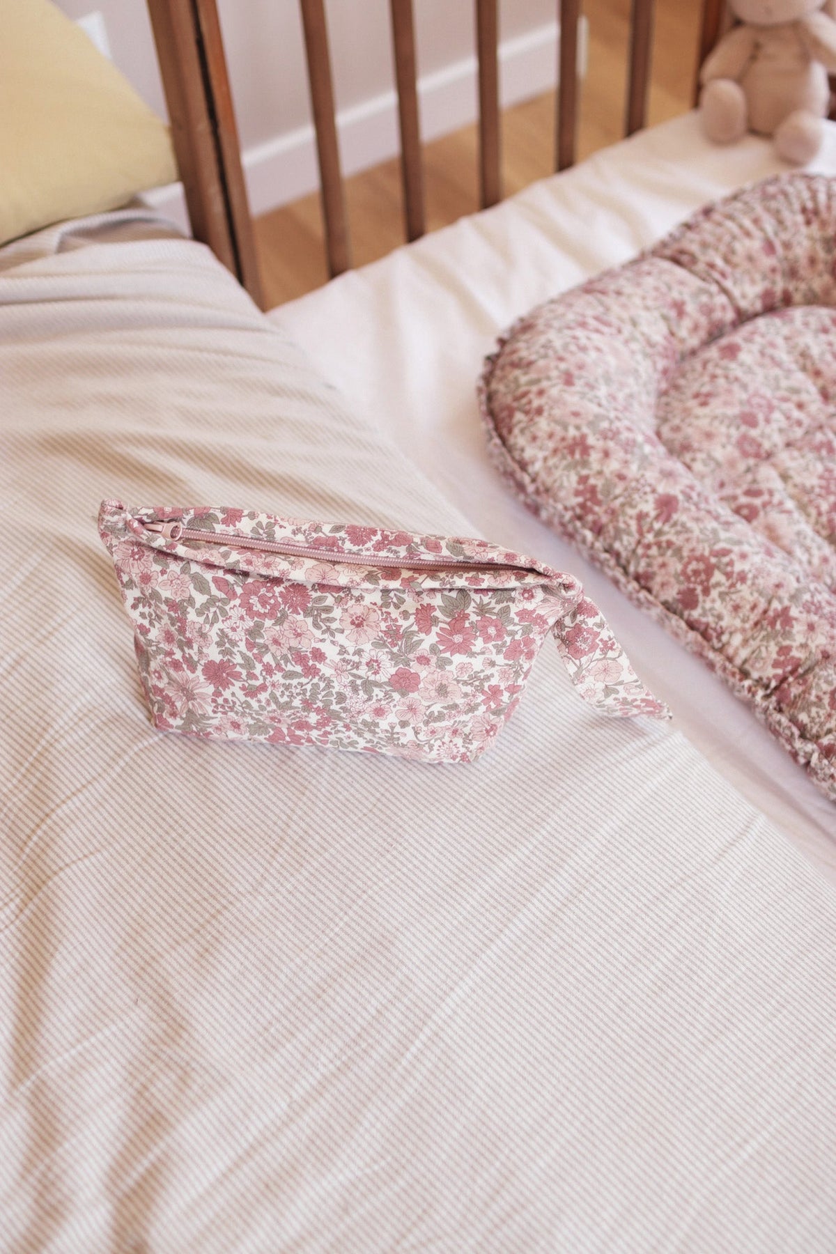Necessaire MolisandCo no padrão Winter Commelina, bolsa plana impermeável para o essencial do bebé na mala do dia a dia