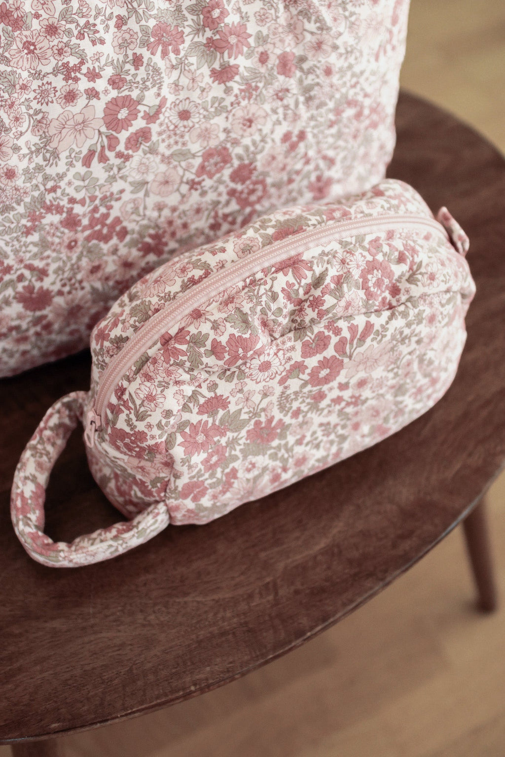 Necessaire de viagem MolisandCo no padrão Winter Commelina, bolsa acolchoada e impermeável para os acessórios do bebé