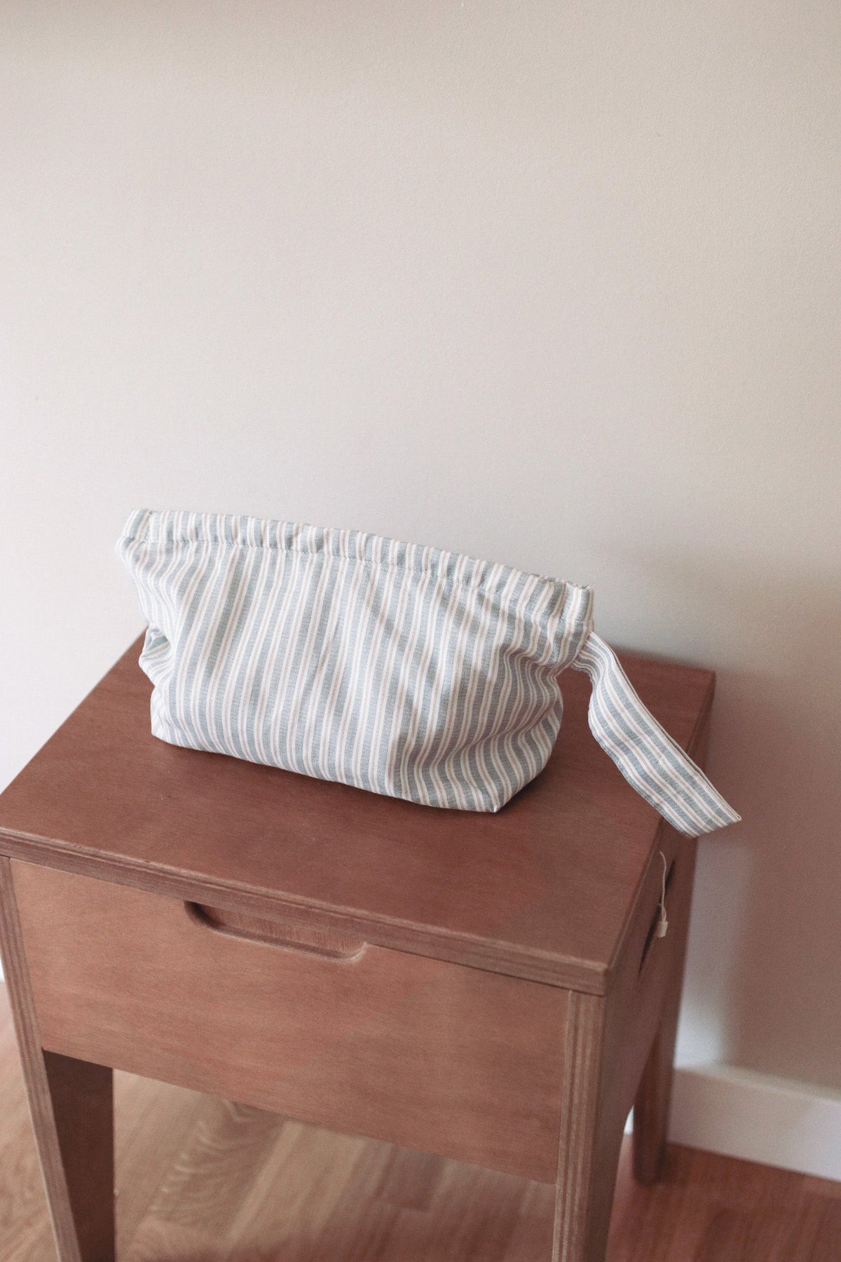 Necessaire MolisandCo no padrão Blue Stripes, bolsa plana impermeável para arrumar fraldas e toalhitas na mala do bebé