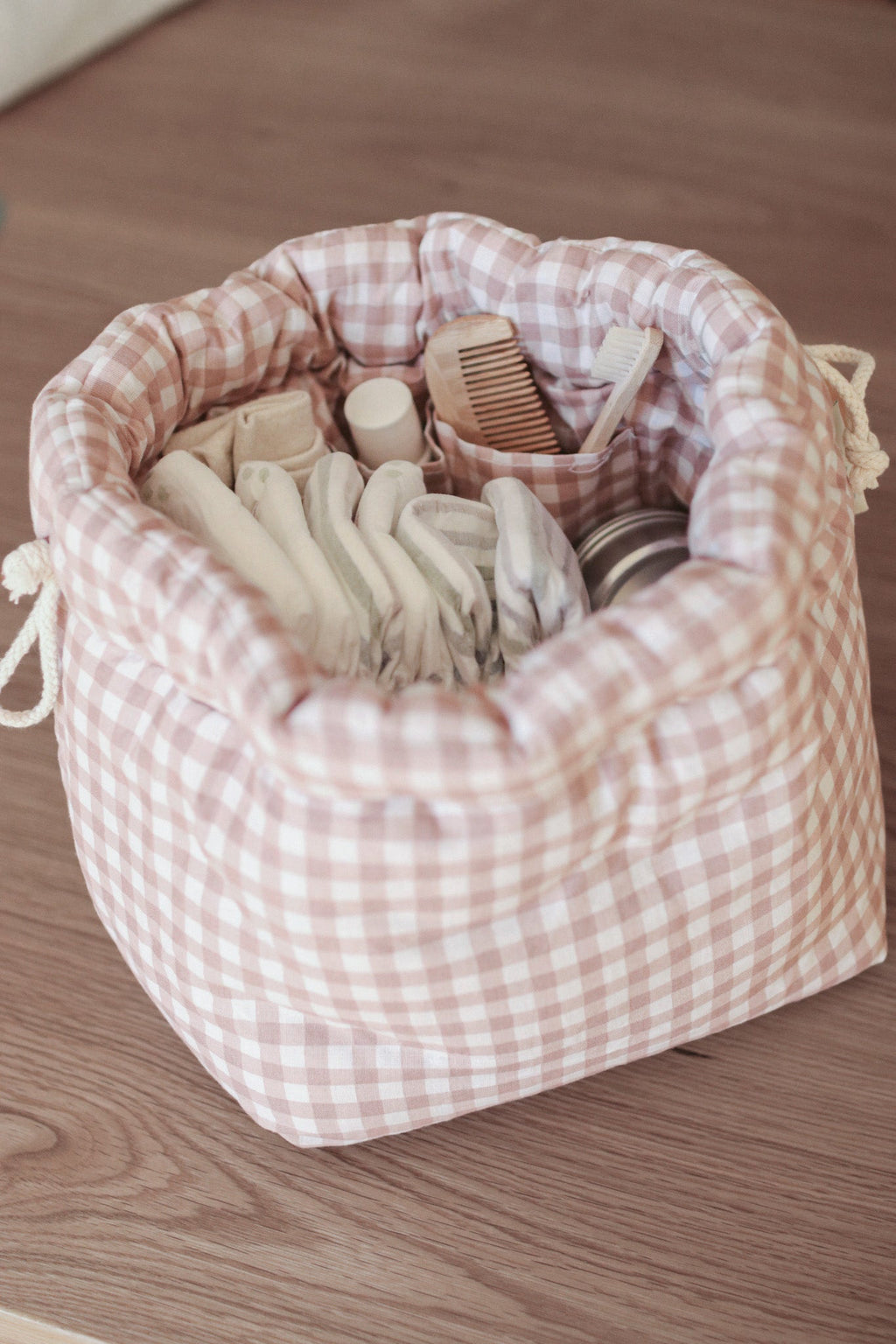 Organizador MolisandCo Dusty Rose aberto, a mostrar o espaço interior para fraldas, toalhitas e biberões do bebé