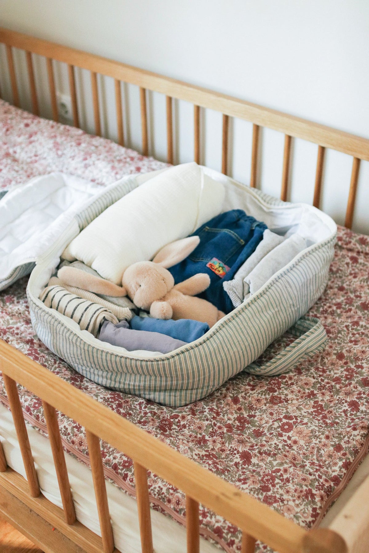 Mala de viagem infantil MolisandCo Blue Stripes em algodão macio e resistente, com fecho de correr e duas asas curtas