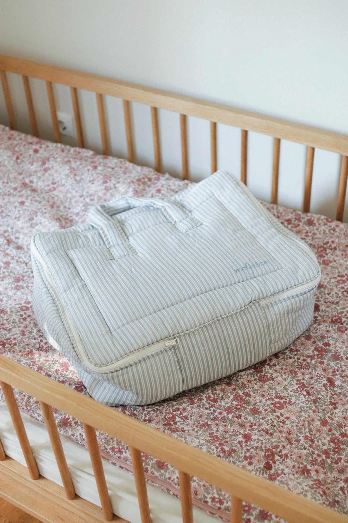 Mala de viagem infantil MolisandCo Blue Stripes em algodão macio e resistente, com fecho de correr e duas asas curtas