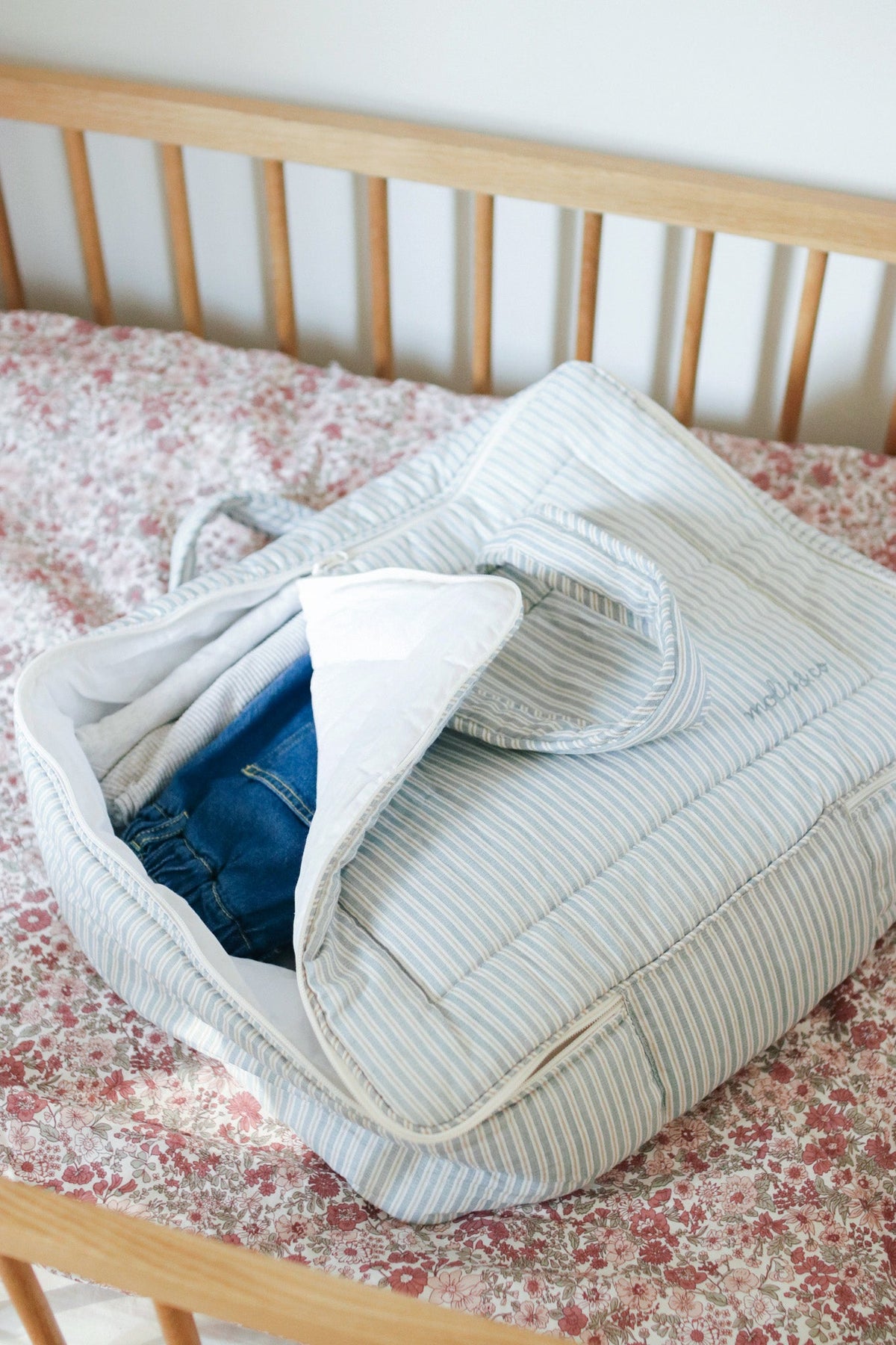 Mala de viagem infantil MolisandCo Blue Stripes em algodão macio e resistente, com fecho de correr e duas asas curtas