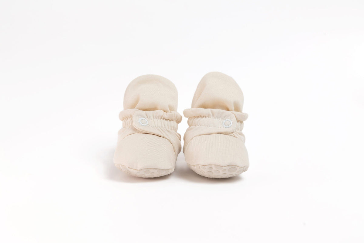 Pantufas botinhas brancas, com um tom neutro e clássico, ideais para qualquer ocasião.

