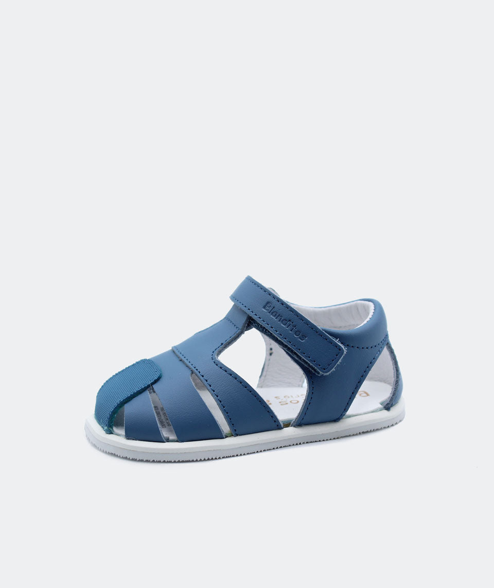 Sandália infantil isla azafata azul de couro, modelo Blanditos, com fecho de velcro. Calçado respeitador barefoot.