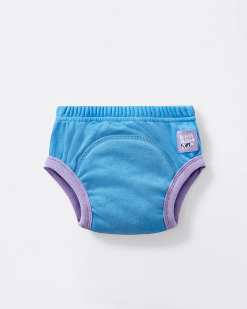 Cueca de aprendizagem Bambino Mio Potty Training Pants na cor Sky, com detalhes roxos e o logótipo da marca.