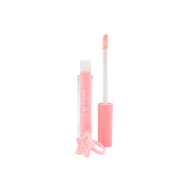 Lip Gloss Sweet de cor rosa pálido, com o aplicador fora do frasco e um anel cor-de-rosa em forma de laço na base, sobre fundo branco.