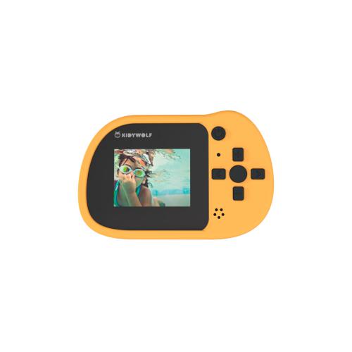 Vista traseira da máquina fotográfica digital Kidywolf amarela, mostrando o ecrã HD com uma imagem de uma criança a nadar e os botões de controlo.