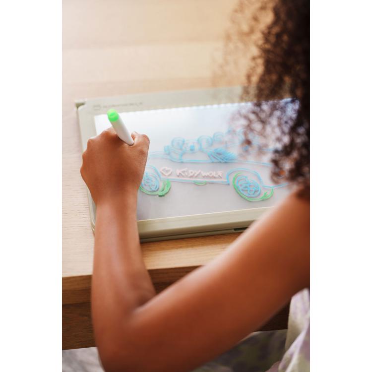 Criança a desenhar um carro com um Kidywolf Marcador Lavável verde no quadro luminoso KidyDraw-Pro.