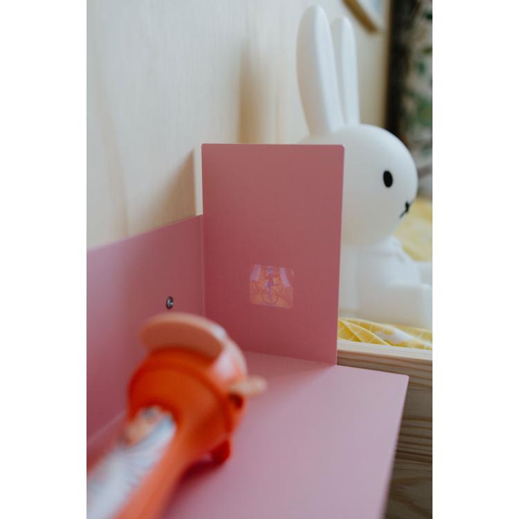 Imagem projetada na parede por uma lanterna KidyWolf KIDYSLIDE, mostrando uma cena de circo com um elefante.