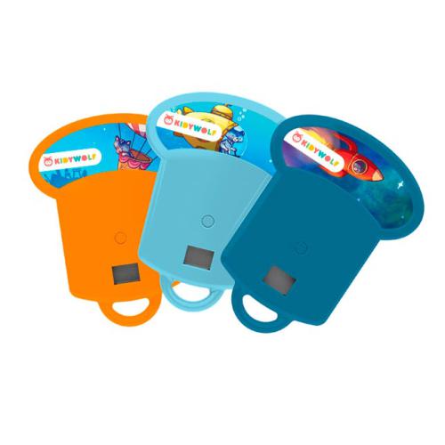 Três suportes de slides coloridos (laranja, azul claro, azul escuro) com ilustrações das histórias para a lanterna KidyWolf.