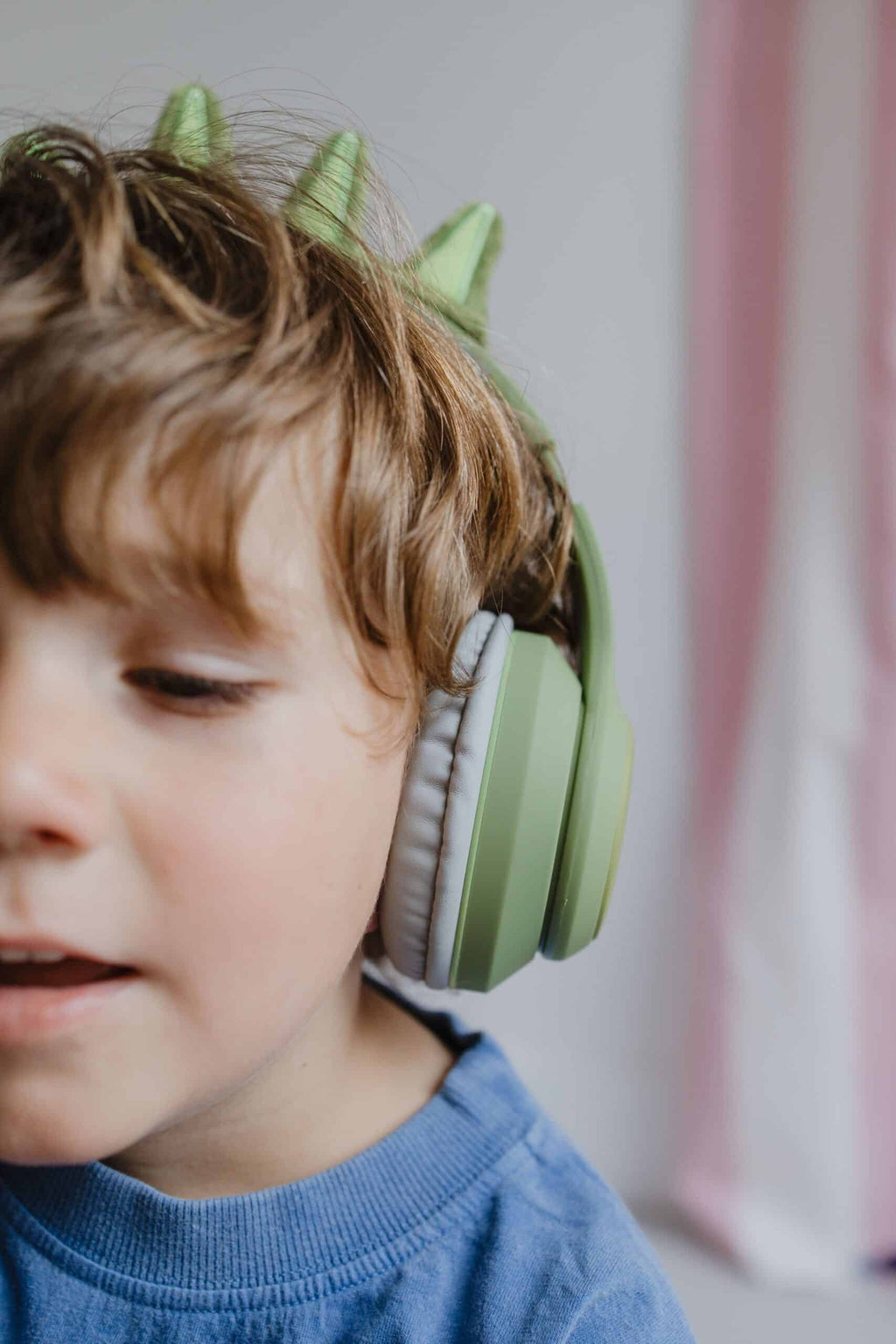 Primeiro plano do auscultador KidyWolf na orelha de uma criança, evidenciando a almofada macia e confortável para uso prolongado.